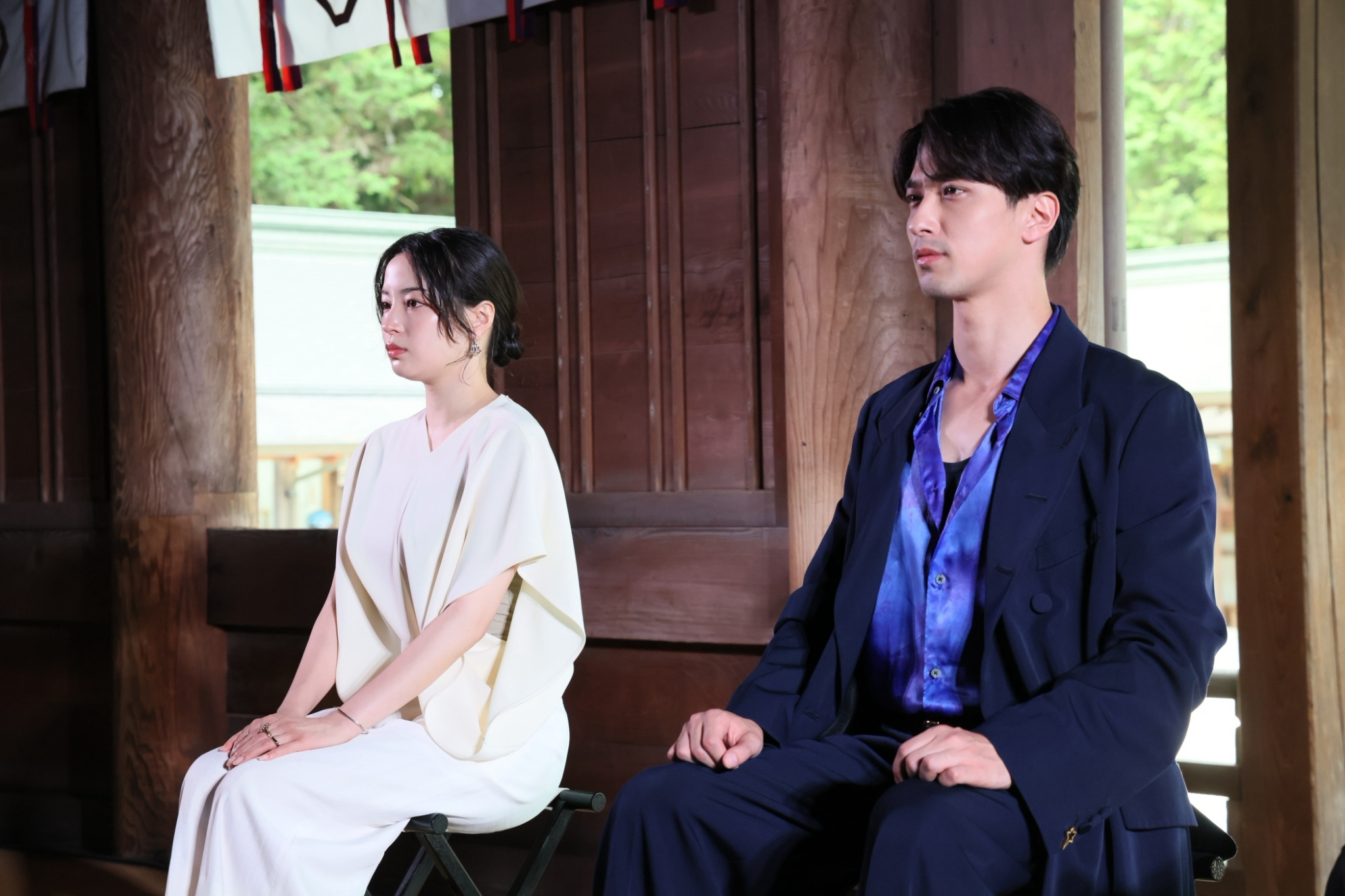ご祈祷を受ける横浜流星さんと広瀬すずさん